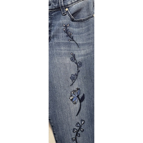 Bandolino Jeans Women's Size 6 Blue Denim Embroidered Floral Lisbeth Ankle Zip - Picture 2 of 12
